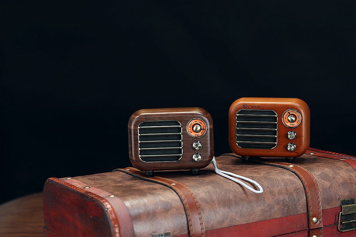 Retro Design Bluetooth Speaker with FM-Radio R918-A/C - Picture 2 of 11